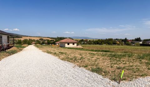 Zľavnená cena  - Stavebný pozemok v Jelenci - 848 m2 