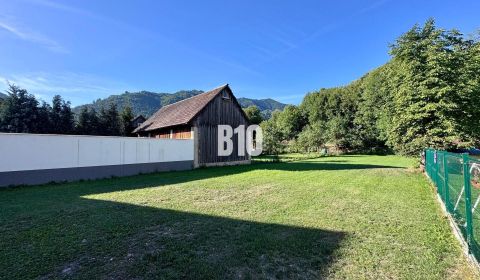 1109m2 rovinatý stavebný pozemok v centre Terchovej
