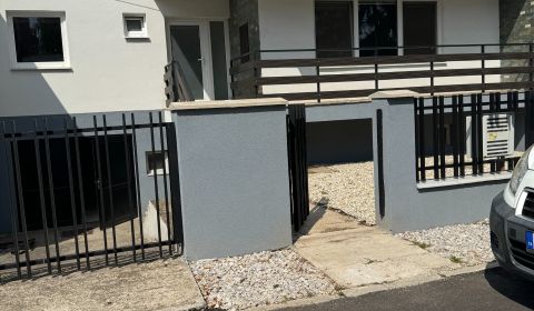 Priestranný 4-izbový dom s garážou na Botanickej ulici v Trnave