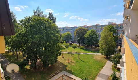 Priestranný 2-izbový byt s 2 loggiami a balkónom v top lokalite Žiliny
