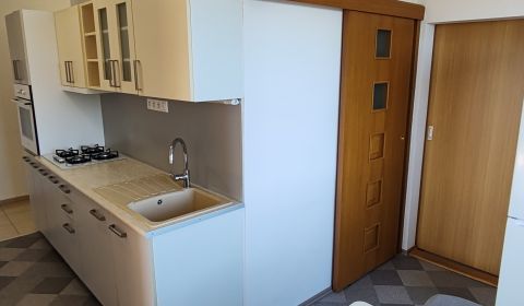 Na prenájom 3  izbový byt s 2 balkónmi v Komárne
