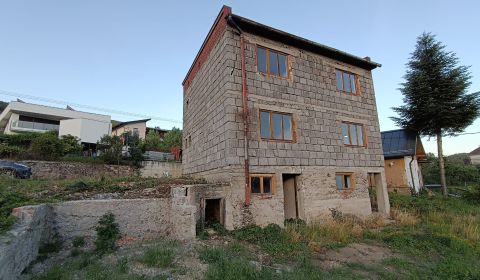 Rodinný dom na rekonštrukciu blízko centra mesta – Nová Baňa