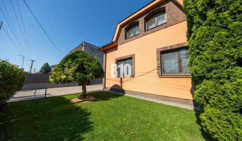 Priestranný 5-izbový rodinný dom (190 m²) s krásne upraveným 13a pozem
