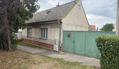 RODINNÝ DOM V MALACKÁCH – POTENCIÁLNE BÝVANIE AJ INVESTÍCIA