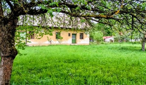 Vidiecky rodinný dom-chalupa s pozemkom 1050m2