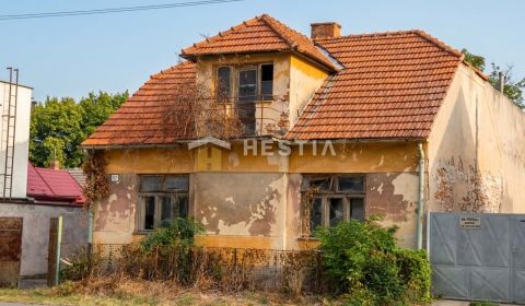 5-IZBOVÝ RODINNÝ DOM V ŠAŠTÍNE-STRÁŽACH – NA KOMPLETNÚ REKONŠTRUKCIU