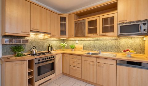 PREDAJ – veľkorysý 3i byt, 89 m², lodžia a garáž, Jégého, Ružinov