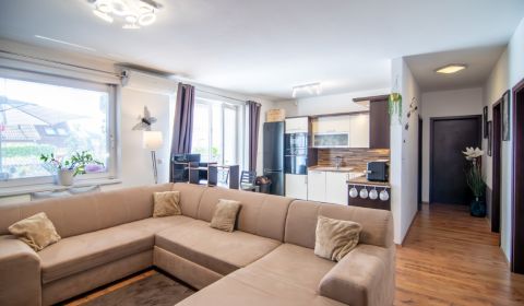 Priestranný 3-izbový byt s veľkou terasou (46 m²) a garážovým státím
