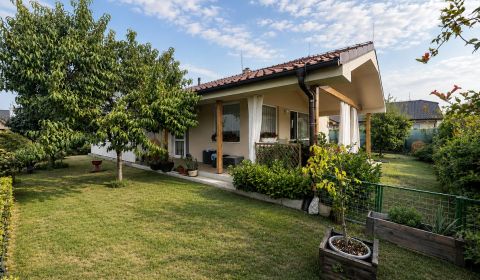 Moderný samostatne stojaci 4-izbový bungalov, Láb okres Malacky