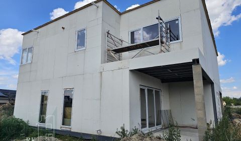 Okr. Senec - TOMÁŠOV - EXKLUZÍVNE NA PREDAJ NOVOSTAVBA - dva 4 izb. by