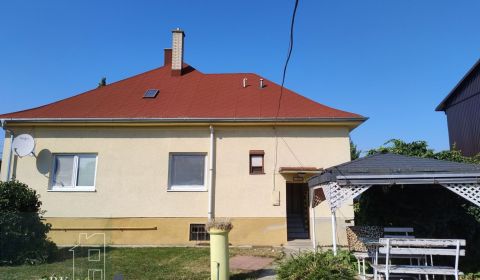 HAMULIAKOVO – NA PREDAJ – starší 5 izbový rodinný dom po čiastočnej re