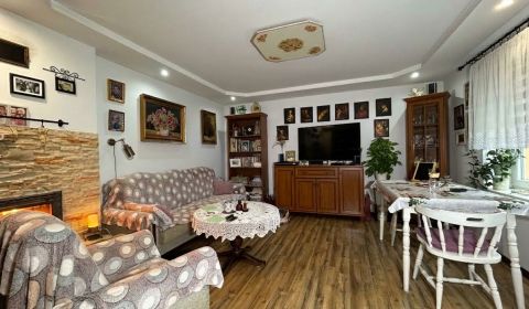 Na predaj 2-izbový prerobený byt s krbom, vaňa+sprchový Levice centrum