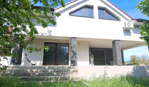 DOHODA  Rodinný dom, garáž a záhrada 2.600 m2, Žemberovce (SM–905)