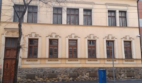Historický rodinný dom s nádvorím, garážami a investičným potenciálom