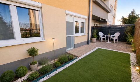 Na predaj veľký 2-izbový byt, 61m2 + predzáhradka, ul. M.R.Štefánika.