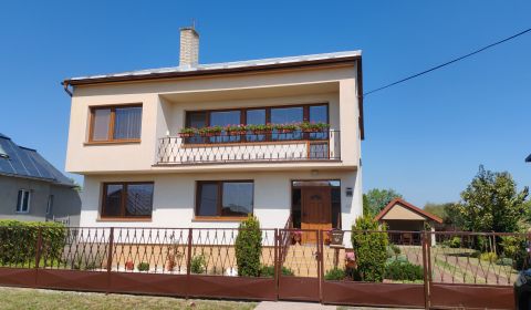 Rodinný dom pre veľkú rodinu s rozsiahlym pozemkom v tichej časti obce