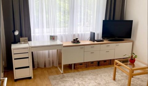 - 3-izbový byt s balkónom a zeleňou na Muškátovej u. Ružinov