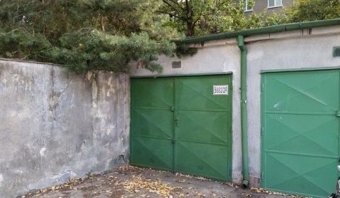 Samostatná garáž na ulici Planét s pozemkom v osob. vlastníctve