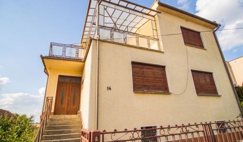 4-izbový rodinný dom s garážou a terasou vo vyhľadávanej lokalite blíz