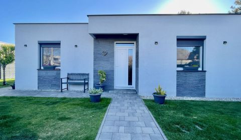 A-W REAL | MODERNÝ 4-IZBOVÝ RODINNÝ DOM S TERASOU NA PREDAJ V OBCI MAD