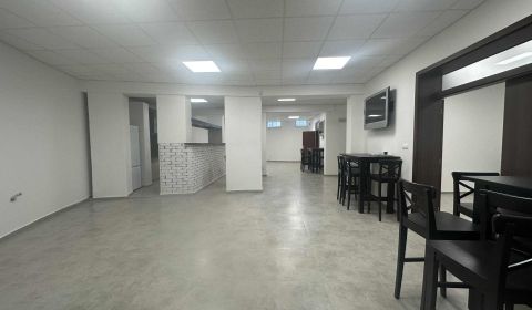 Na prenájom väčší obchodný priestor 230 m² v suteréne v širšom centre 
