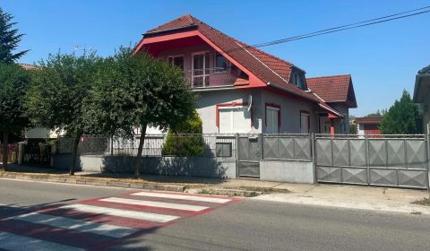 Na predaj 2 generačný , 6 izbový poschodový dom s 2 samostatnými kuchy