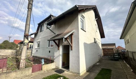 Na predaj 2 generačný,  8 izbový poschodový dom s dvoma samostatnými b