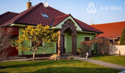 Výnimočný, veľkometrážny 7-i rodinný dom s nádherným veľkorysým pozemk