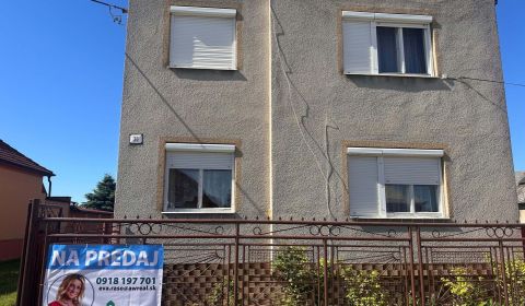 Na predaj poschodový rodinný dom v pôvodnom stave v obci Vydrany / DOH