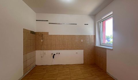 NA PREDAJ 3-izbový byt v Lehniciach s vlastným kúrením a s parkovaním 