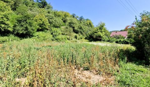 POZEMOK V OBJATÍ PRÍRODY – 1 348 m², JUŽNÁ ORIENTÁCIA, SÚKROMIE A DOMA