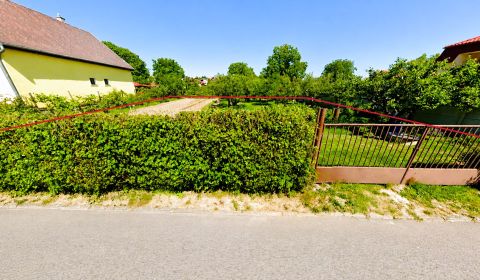 STAVEBNÝ POZEMOK 799 m² V LOMNICI – KOMPLETNÉ SIETE, VODA, KANALIZÁCIA