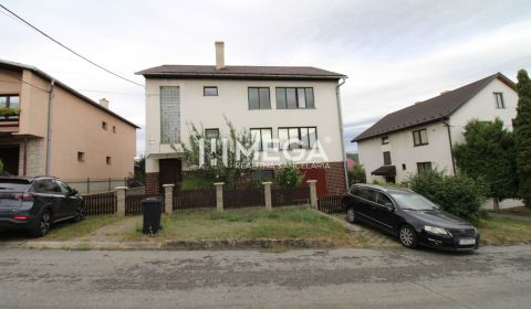 Na predaj - priestranný rodinný dom v Snine na pozemku 729 m²