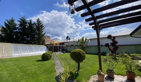 NOVÉ!! NA PREDAJ Rodinný dom, krásna záhrada s bazénom, Senica, Čáčov