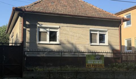 Trojizbový rodinný dom vo vyhľadávanej lokalite v Tvrdošovciach