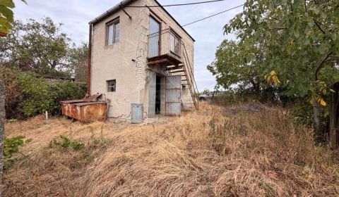 OÁZA POKOJA V SRDCI STREKOVSKÝCH VINÍC – VINICA S VINIČNÝM DOMČEKOM