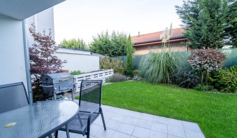 ATRAKTÍVNY 2 IZBOVÝ BYT S VLASTNOU ZÁHRADKOU a 3 parkovacími miestami