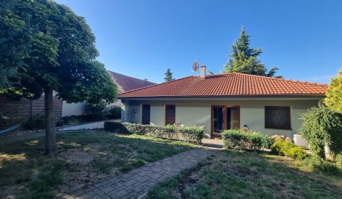 RD Svätoplukovo,  10 á. pozemkom REZERVÁCIA