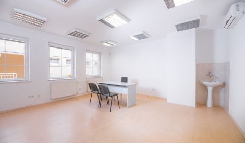 Prenájom kancelárie s výmerou 27,15 m2 v polyf. budove, Nám. sv. Anny