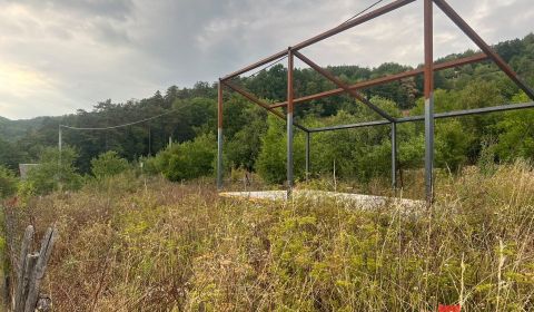 NA PREDAJ POZEMOK 418 m² NA TLSTEJ HORE