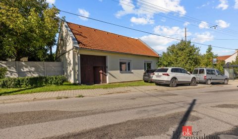 Na predaj priestranný bezbariérový rodinný dom v Budmericiach s veľkým
