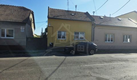 2 izbový rodinný dom s krytou terasou a bazénom v Šahách