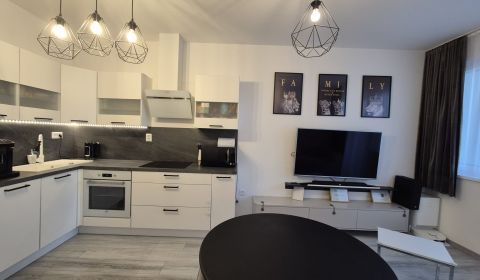 Prenájom 3-izbový zariadený byt 65 m2 v Martine Priekope s 2 Balkónmi