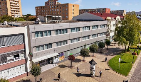 Obchodné  priestory námestie  2x600 m2 Topoľčany 
