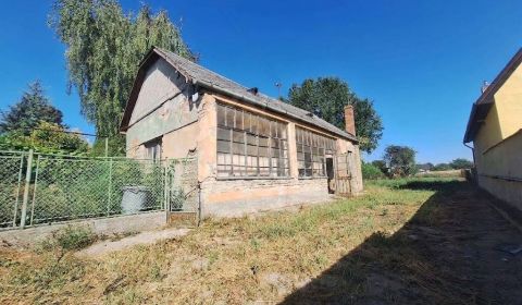 Rodinný dom v pôvodnom stave s pozemkom 860 m2 blízko Galanty na preda