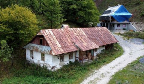 Pôvodná drevenica s veľkým pozemkom v malej chalupárskej osade Bukovec