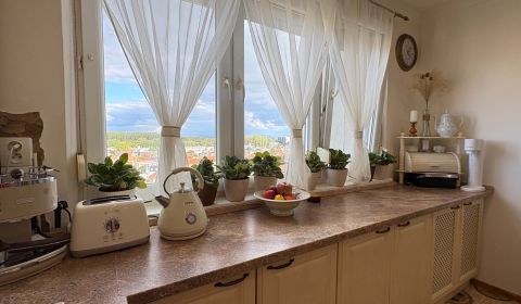 NA PREDAJ pôvodne 3 izb. byt prerobený na 2 izbový v Komárne