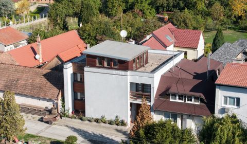 DVA DOMY NA POZEMKU S VÝMEROU 2770 m2 - VINOSADY