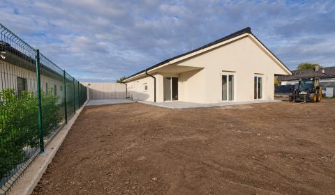 Posledný Voľný - Moderný 4-izbový rodinný dom s terasou a záhradou