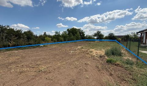Stavebný pozemok 880 m² + prístupová cesta so sieťami Ivanka pri Nitre